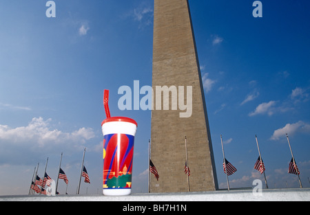 Flaggen wehen auf Halbmast unter das Washington Denkmal in Washington DC, eine Woche nach dem Anschlägen vom 11. September. Stockfoto