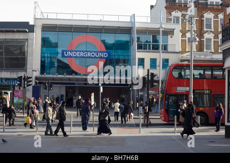 Fußgänger und Stadtverkehr gesehen außerhalb Brixton u-Bahnstation auf der A23-Straße im Süden von London Stockfoto