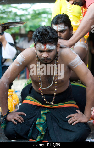 Pilger am Thaipusam Malaysia 2010 sein, die besessen, Thaipusam eine hinduistische Festival vor allem von der tamilischen Gemeinschaft gefeiert ist Stockfoto