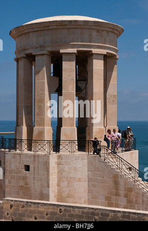 Das Seige Bell War Memorial in Valletta, Malta betrachtet von der Lower Barrakka Gardens. Denkmal für maltesische WW2 Kriegstoten. Stockfoto