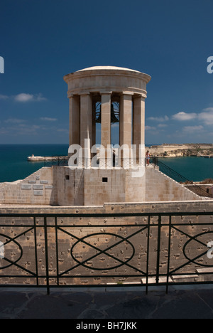 Das Seige Bell War Memorial in Valletta, Malta betrachtet von der Lower Barrakka Gardens. Denkmal für maltesische WW2 Kriegstoten. Stockfoto