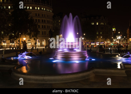 Trafalgar Square Brunnen beleuchtet bei Nacht Stockfoto