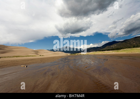 Medano Creek fließt entlang der Osten und Süden Parimeters der Dünen bei Great Sand Dunes National Park und Konserve, Colorado. Stockfoto