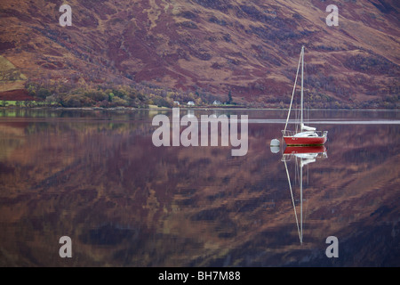 Yacht vor Anker am Loch Leven mit perfekte Spiegelung, Schottland Stockfoto