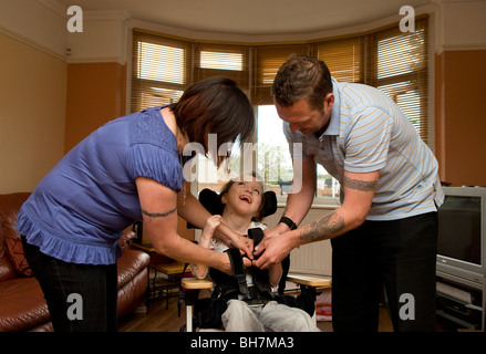 Eltern mit ihren behinderten Tochter (Zerebralparese), Luton, UK. Stockfoto