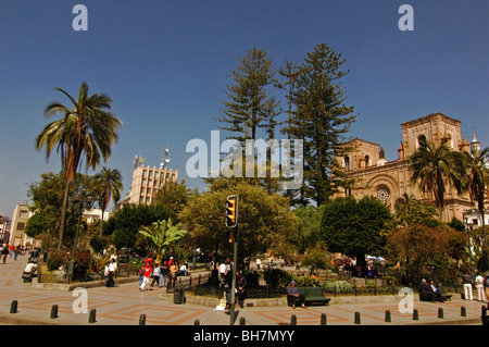 Ecuador, Plaza de Armas oder Park Abdon Calderon mit der neuen Kathedrale oder die Kathedrale der Unbefleckten Empfängnis in Cuenca Stockfoto