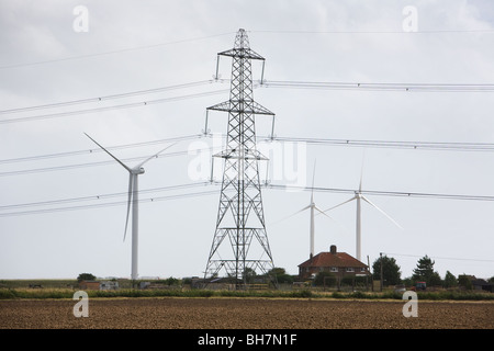 Eine kleine Hütte ist von Windenergieanlagen und ein Strommast in East Sussex in den Schatten gestellt. Bild von James Boardman Stockfoto