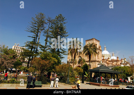 Ecuador, Plaza de Armas oder Park Abdon Calderon mit der neuen Kathedrale oder die Kathedrale der Unbefleckten Empfängnis in Cuenca Stockfoto