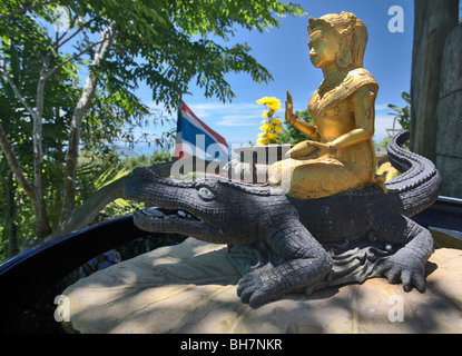 Goldene Figur Reiten ein Krokodil, Big Buddha, Phuket, Thailand Stockfoto