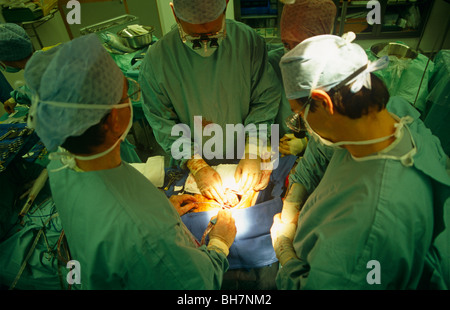 Ein Chirurg führt die Operation am offenen Herzen während eines Eingriffs am Klinikum private Health Care International. Stockfoto