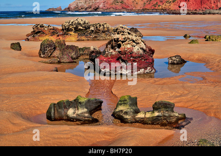 Portugal, Algarve: Steinen und Felsen am Strand von Amado Stockfoto