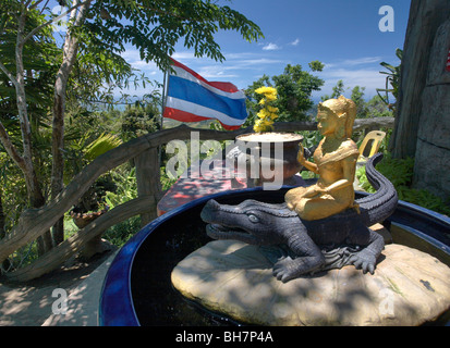 Goldene Figur Reiten ein Krokodil, Big Buddha, Phuket, Thailand Stockfoto