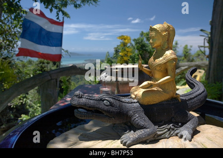 Goldene Figur Reiten ein Krokodil, Big Buddha, Phuket, Thailand Stockfoto