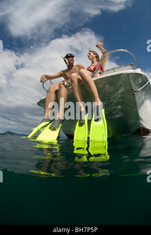 Junges Paar bereit, auf Seite des Bootes, Schnorcheln, Ost-Malaysia, Sabah, Gaya Island, Gayana Eco-Resort. Stockfoto