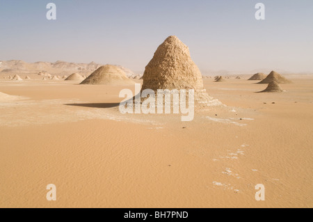 Erodiert yardang Dämme in der westlichen Wüste Region der ägyptischen Sahara gelegen, zwischen Ain Dalla und Farafra oasis, Ägypten. Stockfoto