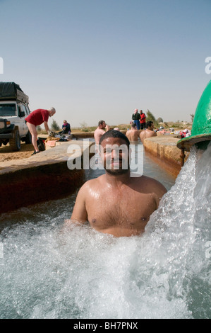 Ägypter Baden bei Bir Sitta, einem abgelegenen Thermische heißer Frühling in Farafra Oase, in der Westlichen Wüste der Sahara, in Ägypten. Stockfoto