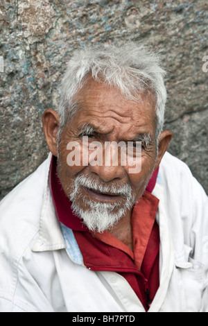 Porträt eines alten mexikanischen Mannes mit tief zerfurchte Stirn, weißen Haaren & Spitzbart & fragenden Ausdruck Oaxaca-Stadt Mexiko Stockfoto