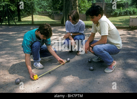 Französischen Jungen, französische Mädchen, Französisch Teens, französische Jugendliche, Petanque, Boccia, Verneuil-sur-Seine, Île-de-France, Frankreich, Europa Stockfoto