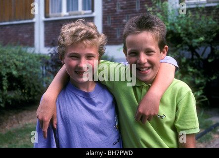 2 französische Jungs, zwei französischen jungen, französischen jungen, französischen, Jungs, gute Freunde, beste Freunde, Verneuil-Sur-Seine, Frankreich, Europa Stockfoto