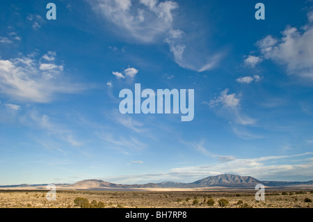 Leichte flauschige Wolken schmücken den südwestlichen Himmel in der Nähe von Carrizozo, New Mexico. Stockfoto
