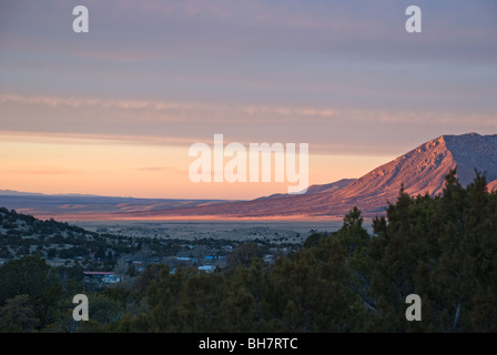 Die letzten Strahlen der Wintersonne werfen schöne Schatten auf Carrizo Peak im südlichen New Mexico. Stockfoto