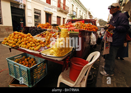 Ecuador, Otavalo, Blick auf Haufen von bunt und verschiedene Früchte in Körben angezeigt auf der Rückseite einen Pick-up-Truck, als ein Stockfoto