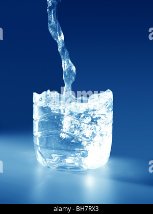 Natürliche Mineralwasser Blau machen eine Plastikflasche Form herunterfallen Stockfoto