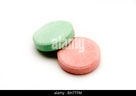 Antacidum Tabletten auf weiß Stockfoto