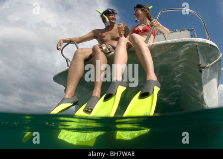 Junges Paar bereit, auf Seite des Bootes, Schnorcheln, Ost-Malaysia, Sabah, Gaya Island, Gayana Eco-Resort. Stockfoto