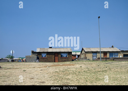 Typische 4-Zimmer-Häuser in Soweto mit Bad im Freien in den Rücken, Johannesburg, Südafrika. Stockfoto