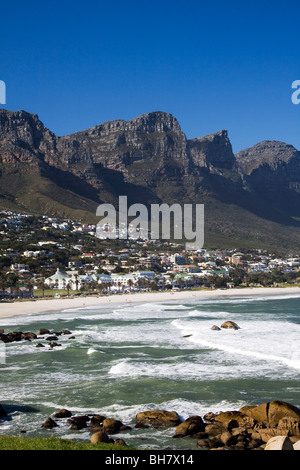 Stadt von Camps Bay und die 12 Apostel Berge in der Nähe von Cape Town, Südafrika, Afrika. Stockfoto