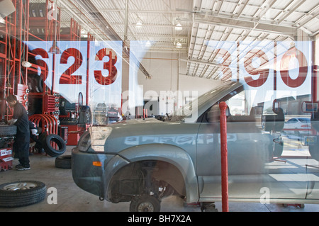 Interessante Reflexionen sind von den Wartebereich in einem Reifen Discounter in Roswell, New Mexico gesehen. Stockfoto