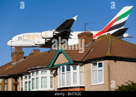 Emirates Airbus / Air Bus A380-861 A6-EDH-Flugzeug landet über Dächer in London am Flughafen. Stockfoto