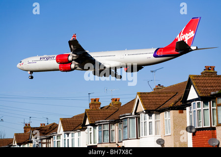 Virgin Atlantic Airbus Flugzeug landet auf dem Flughafen London. Stockfoto