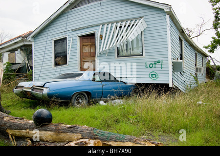 Ein Zuhause sitzt auf einem Auto in der Lower Ninth Ward, New Orleans. Stockfoto