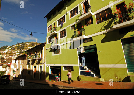 Ecuador, Quito, Quito Madonna, niedrigen Winkel Blick auf einem grün lackierten Behausung mit Menschen zu Fuß auf dem Bürgersteig Stockfoto