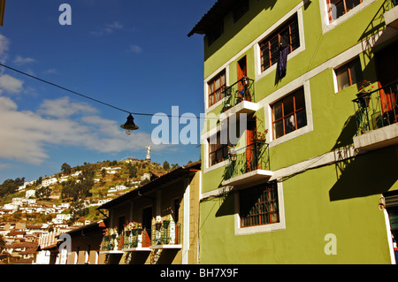 Ecuador, Quito, Quito Madonna, niedrigen Winkel Blick auf einem grün lackierten Behausung mit Menschen zu Fuß auf dem Bürgersteig Stockfoto