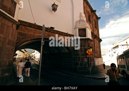 Ecuador, Quito, niedrigen Winkel Ansicht eines Bogens in einem alten Gebäude aus der Kolonialzeit Stockfoto