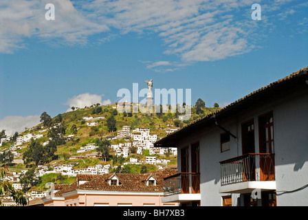 Equador, Quito, Quito Madonna, niedrigen Winkel Blick auf einen weißen Wohn-Haus im Kolonialstil, mit Menschen zu Fuß auf dem Bürgersteig, Stockfoto