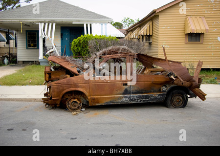 Eine rostige Minivan-Website vor zwei Häuser in der Lower Ninth Ward, New Orleans. Stockfoto