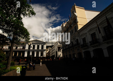 Ecuador, Quito, Passanten vor Quitos Cathedrol und Taxis durch Säulen Gebäude auf Straße geparkt Stockfoto