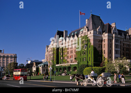 Offenen Pferdekutsche Kutsche auf Government Street vor historischen Empress Hotel in Victoria, British Columbia, Kanada Stockfoto