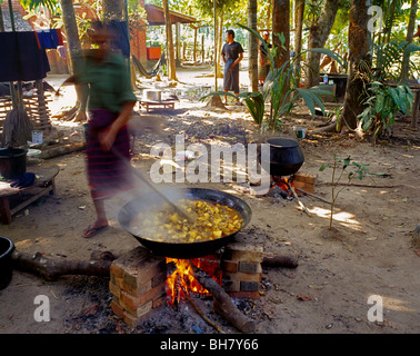 Man kocht in einem großen Wok für ein Dorf Festival Essen Wird Für Ein Dorffest Zubereitet Kayin-Staat-Myanmar-Burma Stockfoto