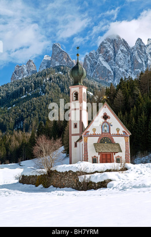 Winterlandschaft von St Johann Church, Ranui in Villnoss, Val di Funes, Dolomiten, Trentino-Südtirol, Tirol, Italien Stockfoto