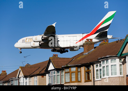 Emirates Airbus / Air Bus A380-861 A6-EDH-Flugzeug landet über Dächer in London am Flughafen. Stockfoto