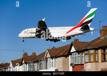 Emirates Airbus / Air Bus A380-861 A6-EDH-Flugzeug landet über Dächer in London am Flughafen. Stockfoto