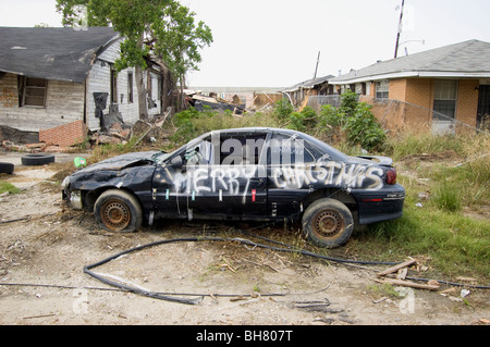 "Frohe Weihnachten" ist lackiert auf ein verlassenes Auto 9 Monate nach dem Hurrikan Katrina in der Lower Ninth Ward, New Orleans. Stockfoto