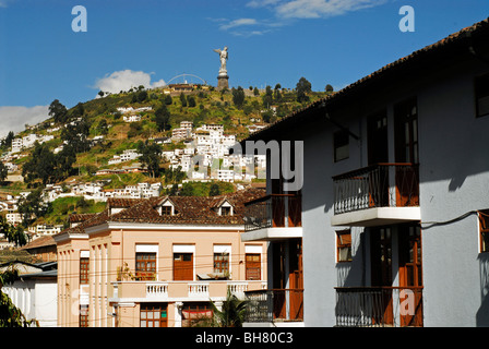 Equador, Quito, Quito Madonna, niedrigen Winkel Blick auf einen weißen Wohn-Haus im Kolonialstil, mit Menschen zu Fuß auf dem Bürgersteig, Stockfoto