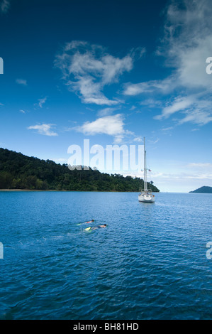 Paar Schnorcheln im Urlaub, Ost-Malaysia, Sabah, Gaya Island, Gayana Eco-Resort. Stockfoto