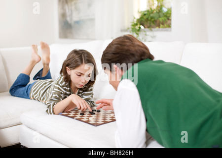 kleines Mädchen unterrichtet Zugluft Stockfoto